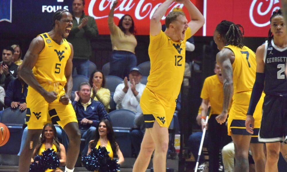 WVU Basketball Tucker DeVries against Georgetown