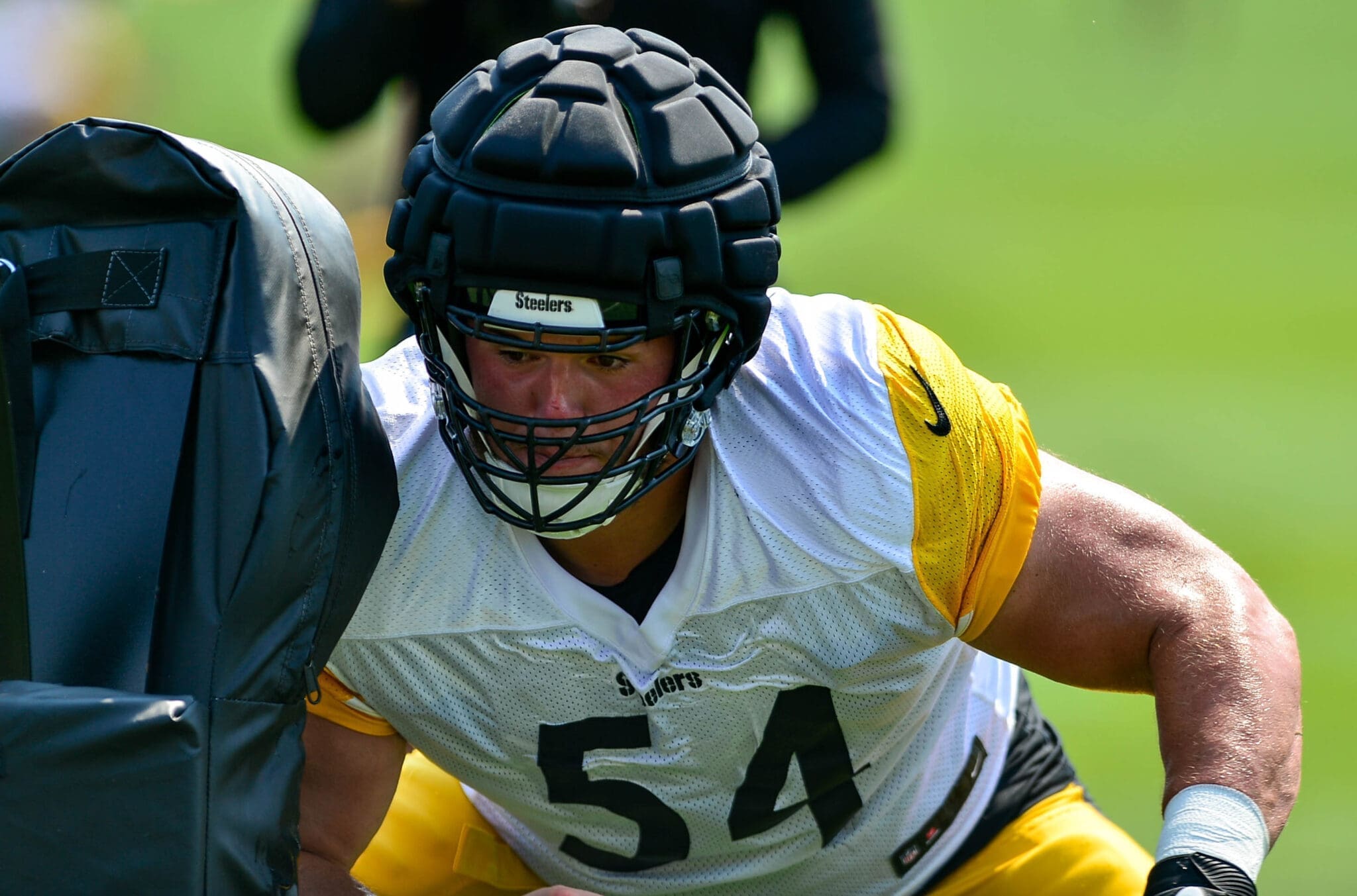 Steelers center Zach Frazier at training camp