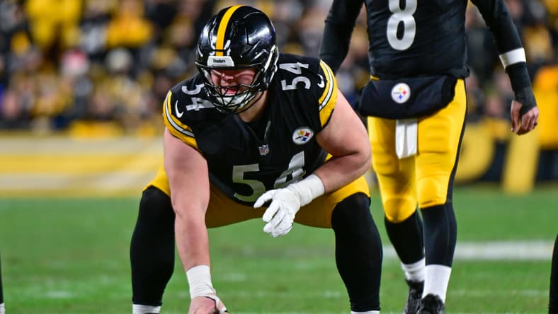 Zach Frazier with ball on hand with Steelers